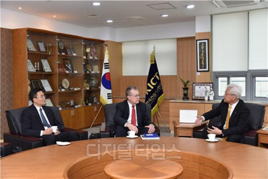 (오른쪽부터)이태식 한국건설기술연구원장, 월터 D.다우닝 SwRI 총괄부사장, 주신혁 한국건설기술연구원 박사가 지난 20일 일산 건설기술연구원에서 우주건설기술 및 도로, 건축, 화재분야 등 10개 전문연구분야에 걸친 포괄적 업무협력방안을 논의하고 있다.<한국건설기술연구원 제공>